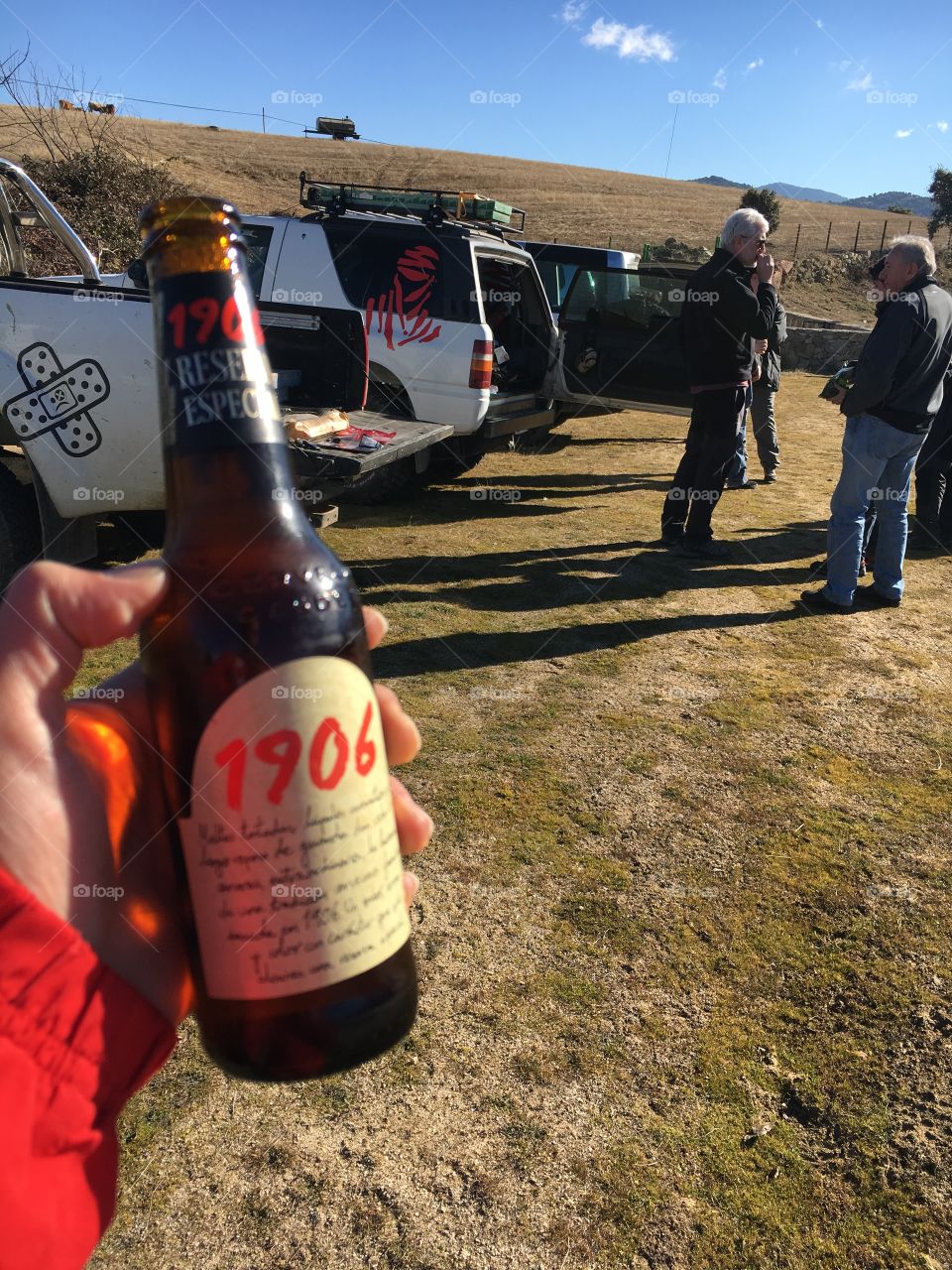 Beer and friends in the countryside 