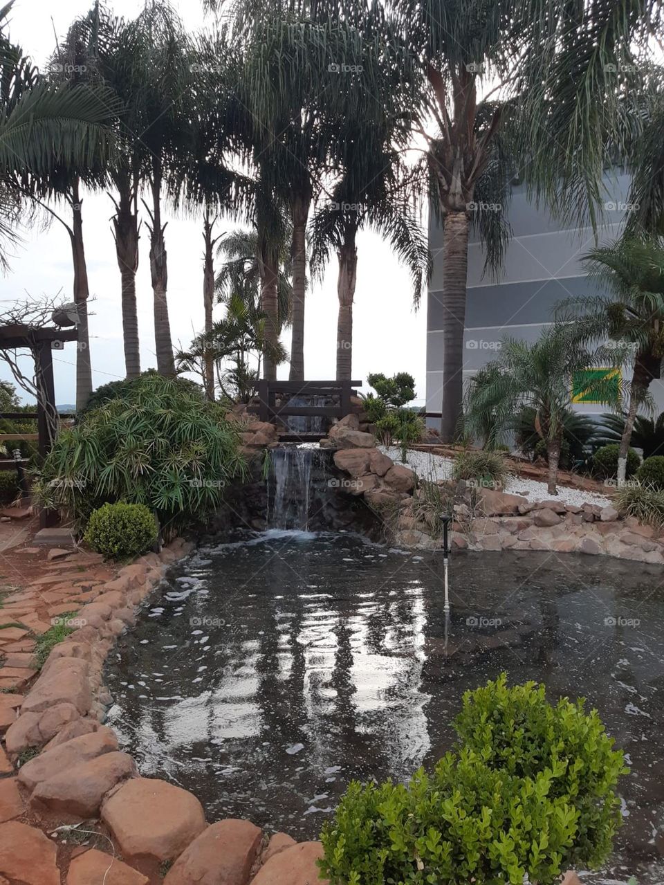 Pequena cascata d'água na cidade.