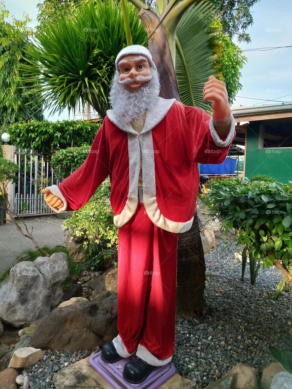 DO IT YOURSELF SLIM 😀SANTA CLAUS, STANDING IN THE GARDEN, TO GREET US,