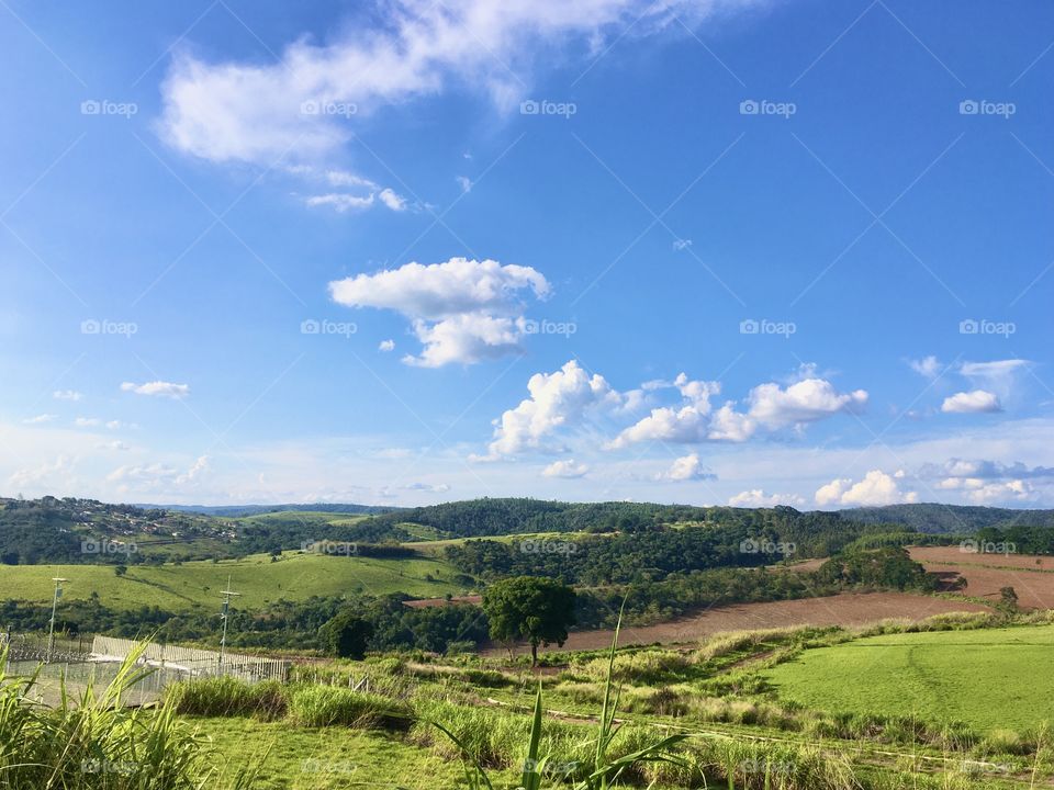 🇺🇸 Clouds in perspective in the interior of Brazil.  As the hills divide, the clouds in perspective grace the sky. / 🇧🇷 Nuvens en perspectiva no interior do Brasil. Enquanto as colinas se dividem, as nuvens em perspectiva fazem graça no céu. 