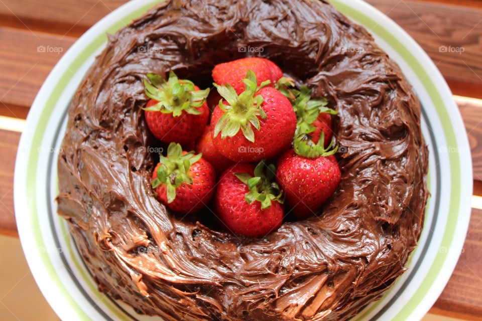 Strawberries and chocolate cake 