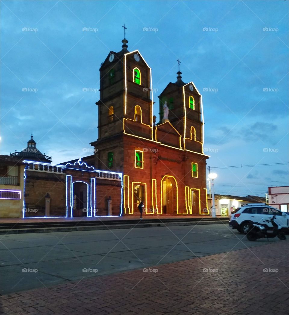 Vista nocturna de iglesia en Zapatoca,  población de Colombia.