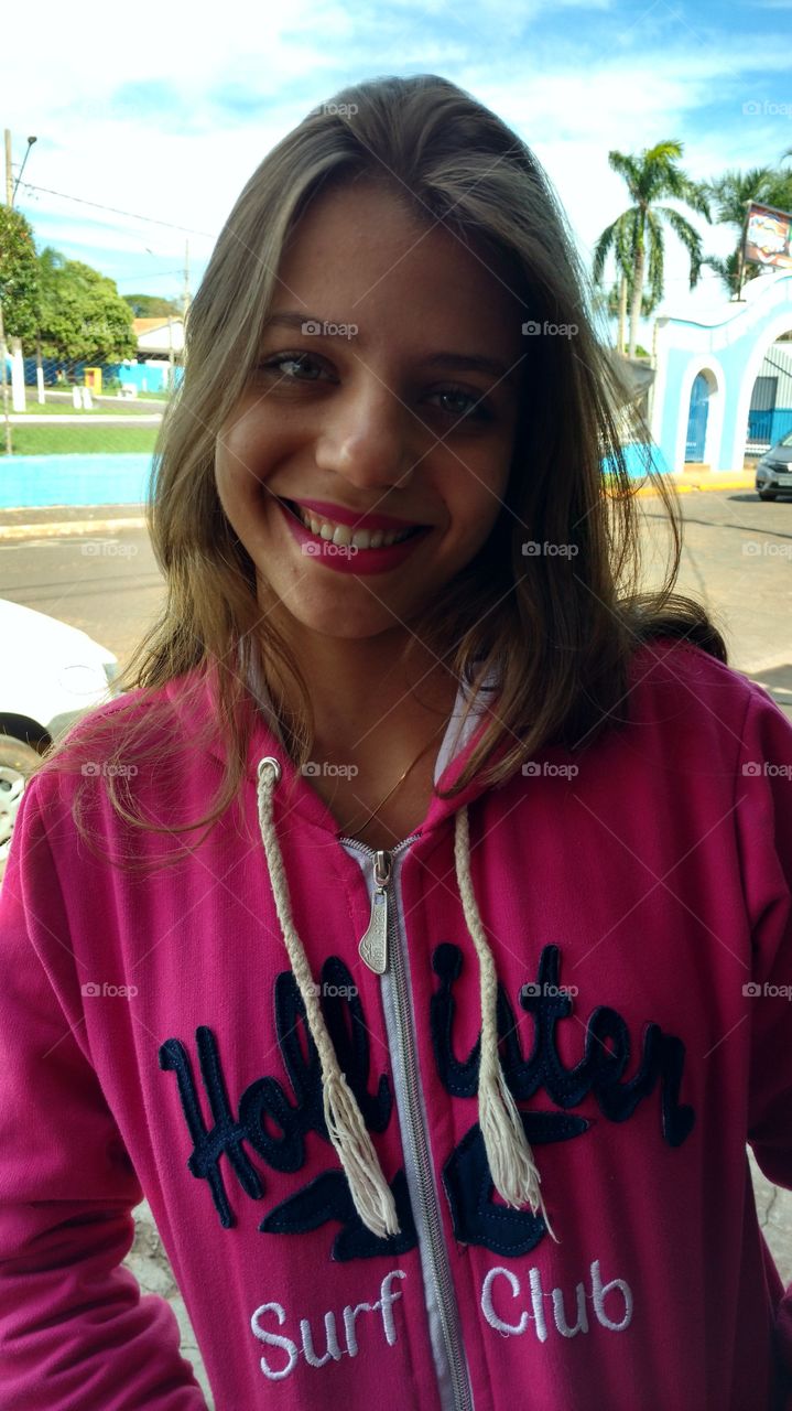 Mocinha linda com traços de modelo é um sorriso radiante.