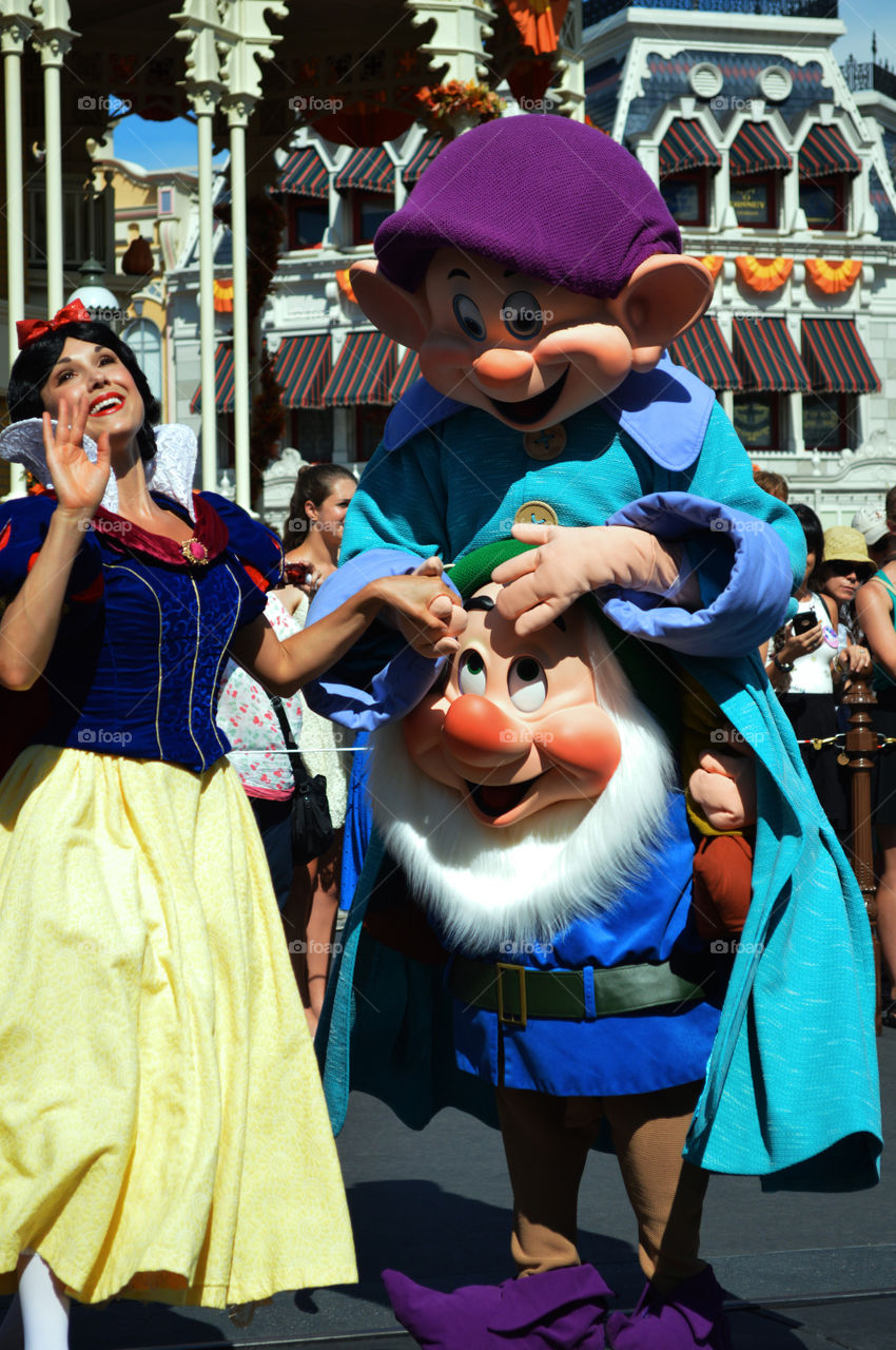 Snow white with two dwarf