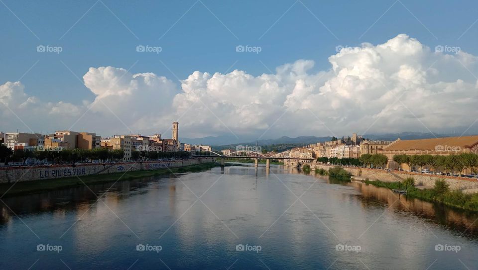 Tortosa ๐ช๐ธ
Is a city in northeastern Spain,in Catalonia.
It is the capital of the comarca of Baix Ebre in the province of Tarragona.
View of the Ebro in Tortosa from the left bank downstream of the Roig via Verda bridge (red bridge).