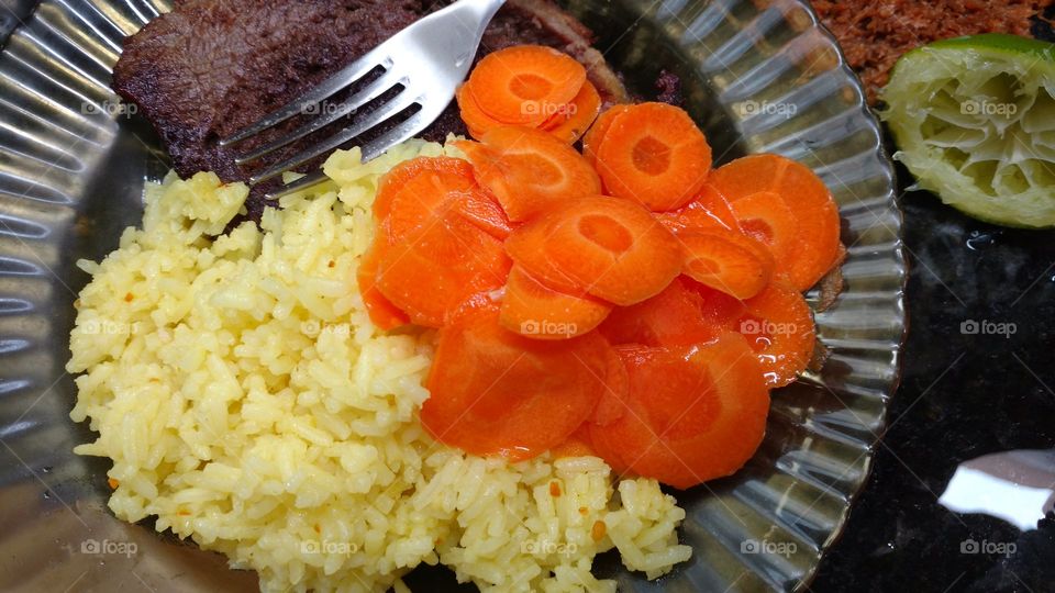 Arroz com carne, cenoura crua e limão