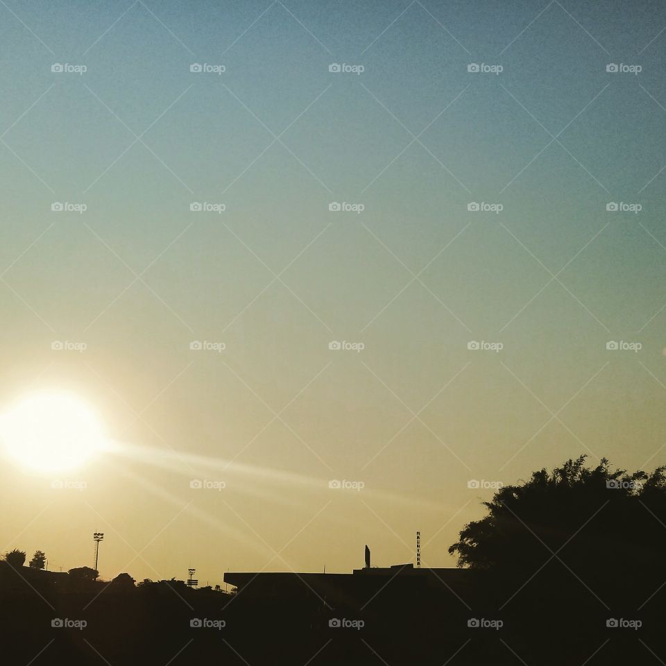 🌄#Entardecer que nos traz motivação!
Como não se inspirar com a beleza da #natureza?
📸 
#fotografia #sol #sun #sky #céu #nature #horizonte #paisagem #landscape #inspiração #mobgrafia #XôStress
#FotografiaÉNossoHobby