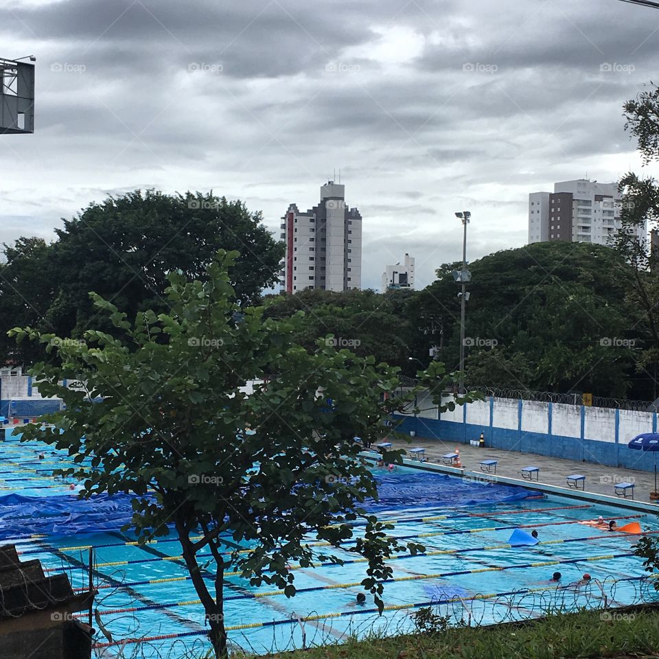 E mesmo com esse #frio, as crianças que praticam #natação nas #piscinas do Complexo Esportivo do Bolão estão animadas!
🏊‍♂️ 
#fotografia #paisagem #inspiração #esporte