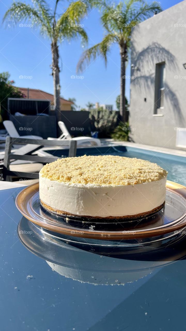 Cake by the pool 🍰