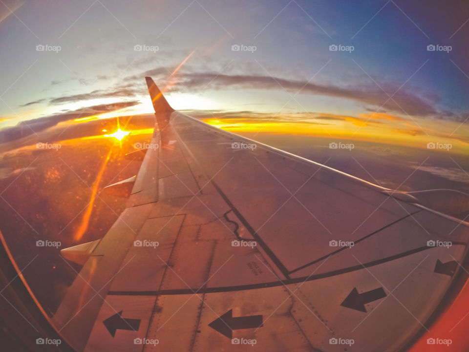 pôr do sol 
pôr do sol na janela do avião