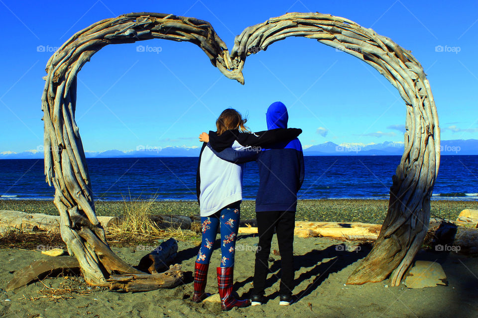 These friends love the deep blue ocean & mountains that surround their island home. They spend many days playing on beaches covered with soft brown sand, grey-brown driftwood,  wave-worn multicoloured rock & washed up vibrant seaweed & sea creatures.