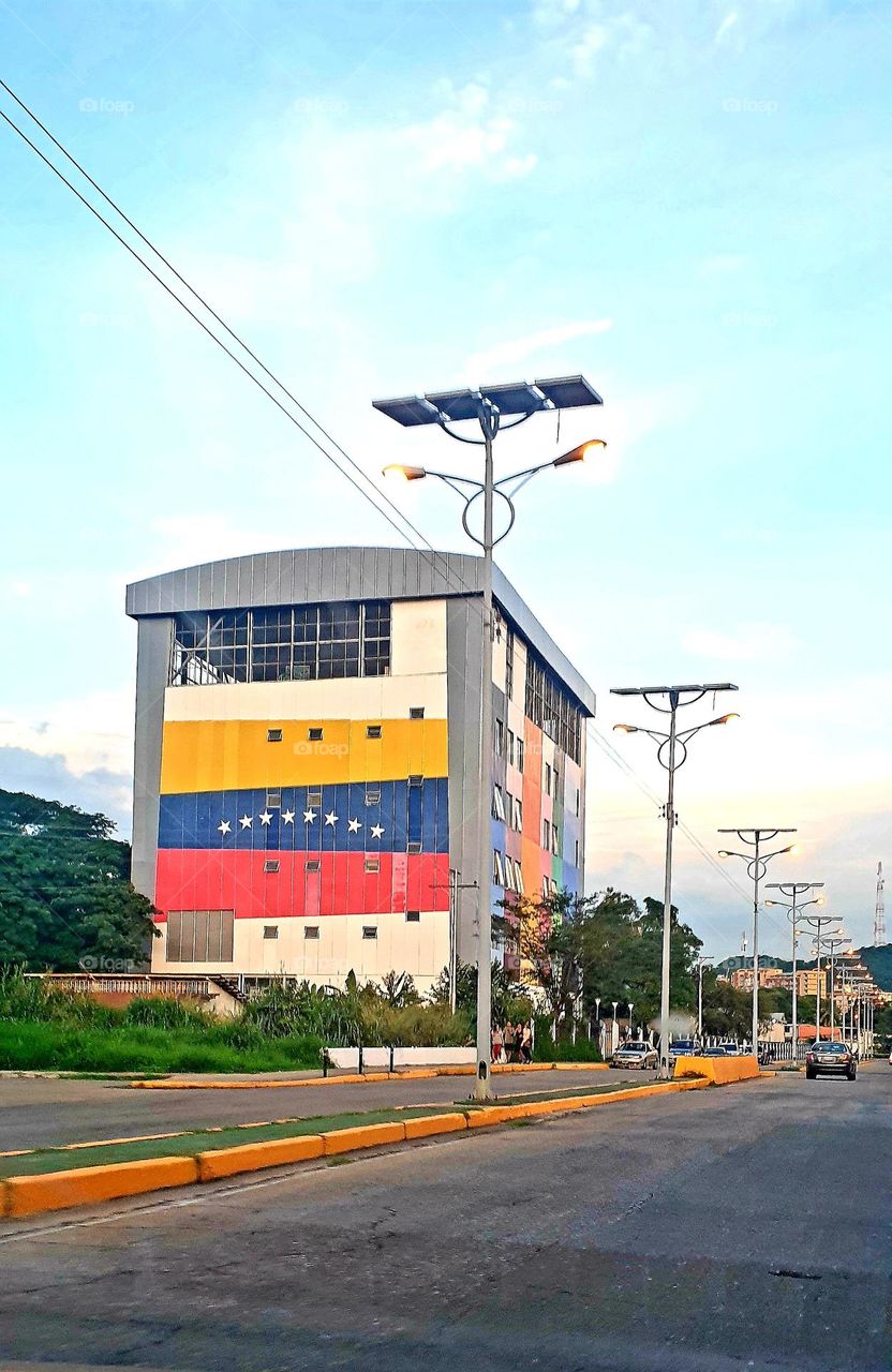 vertical gym.  Government building in Venezuela destined for sports and recreation.  Each floor has a specific sport, from basketball, volleyball, fencing, boxing, to dance, among others