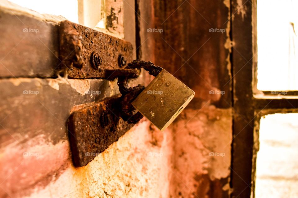 Nombre: óxido y sal. un candado castigado por el óxido y la sal del mar. En el club el tiburón,  vieja pieza abandonada. En la Floresta, Canelones, Uruguay.