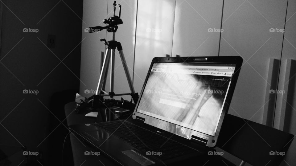 computador tecnologia web internet suporte de câmera celular quarto escuro bonito guarda-roupa