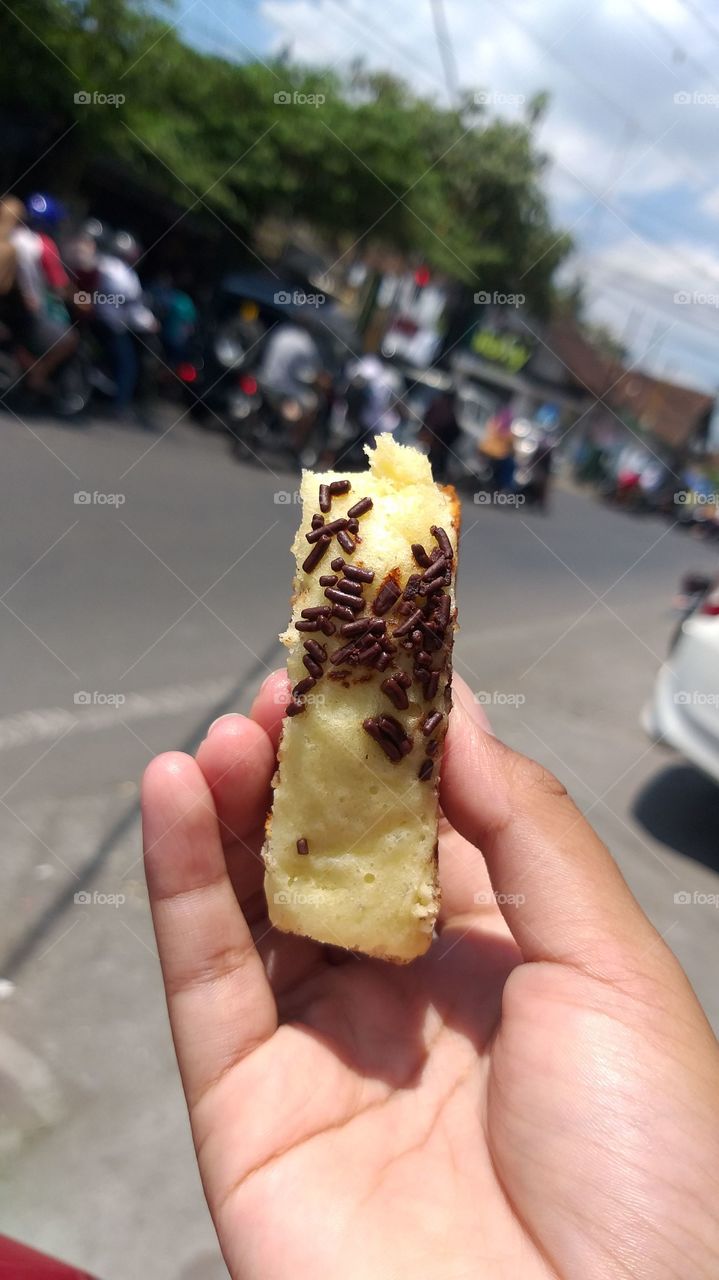 Pukis, other food other taste
this is one of streetfood in indonesia you can easly find it in the market and in the street. it's really cheap, you can get 10 pieces in $ 0,67.