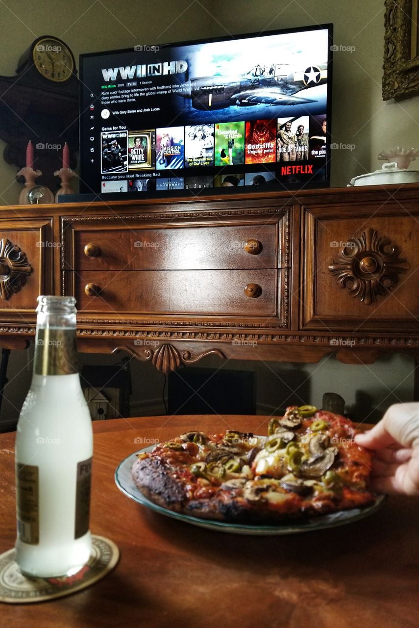 Netflix Pizza & Ginger Beer the Perfect Combo