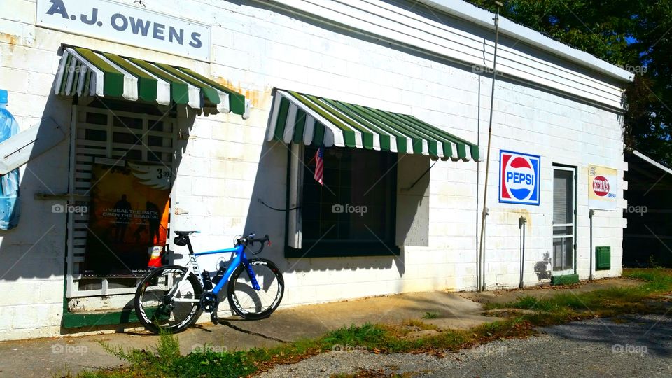 Giant Propel Advanced Pro 0 in front of an old country store