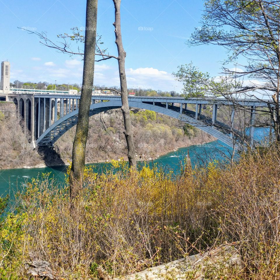 Bridge between the US and Canada