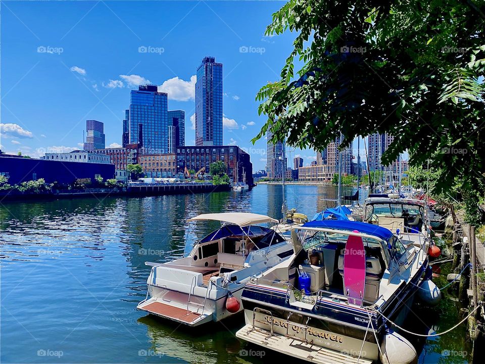 „Newtown Creek“ in LIC offers some downright stunning views. Across the „East River“ on the left there is „Greenpoint“, Bklyn, on the right „Queens“ and straight ahead in the far distance „Manhattan“. 2023. Hypnotic Productions