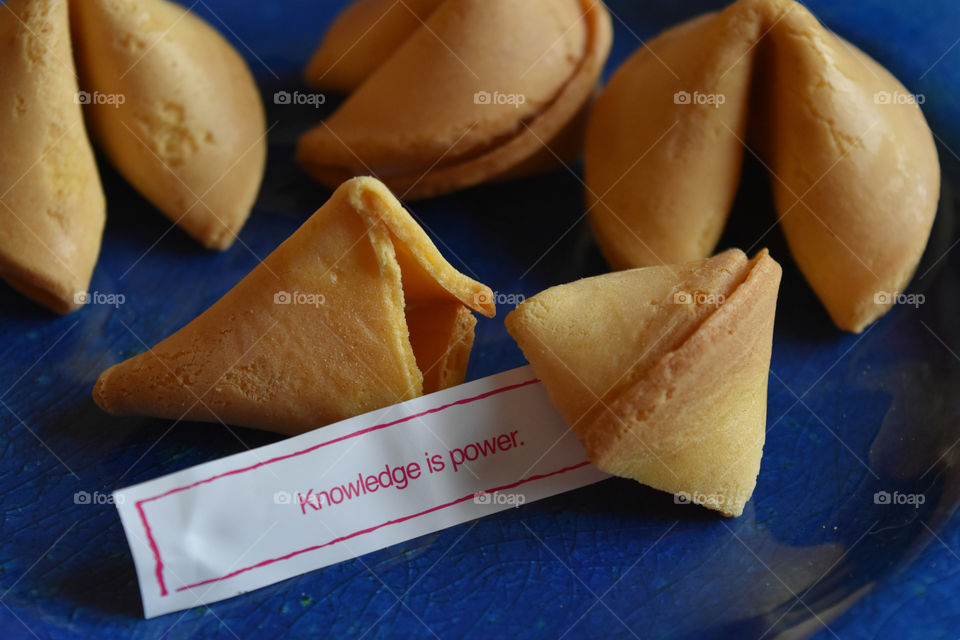 Fortune cookies and fortune on a blue plate