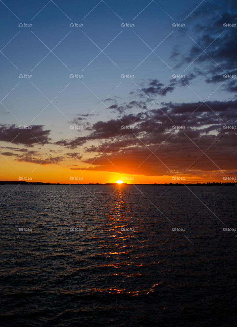 Horison lake sunset