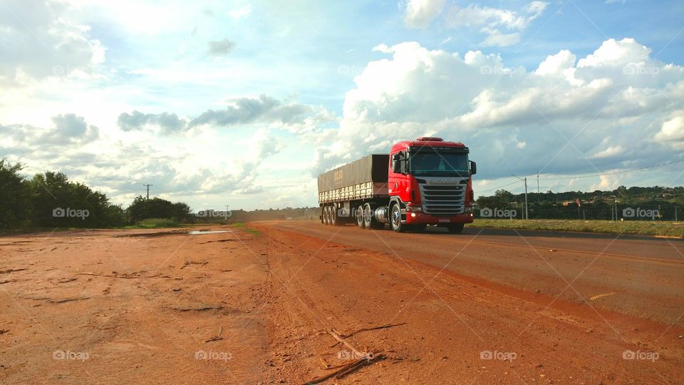 Carreta em trânsito na rodovia.