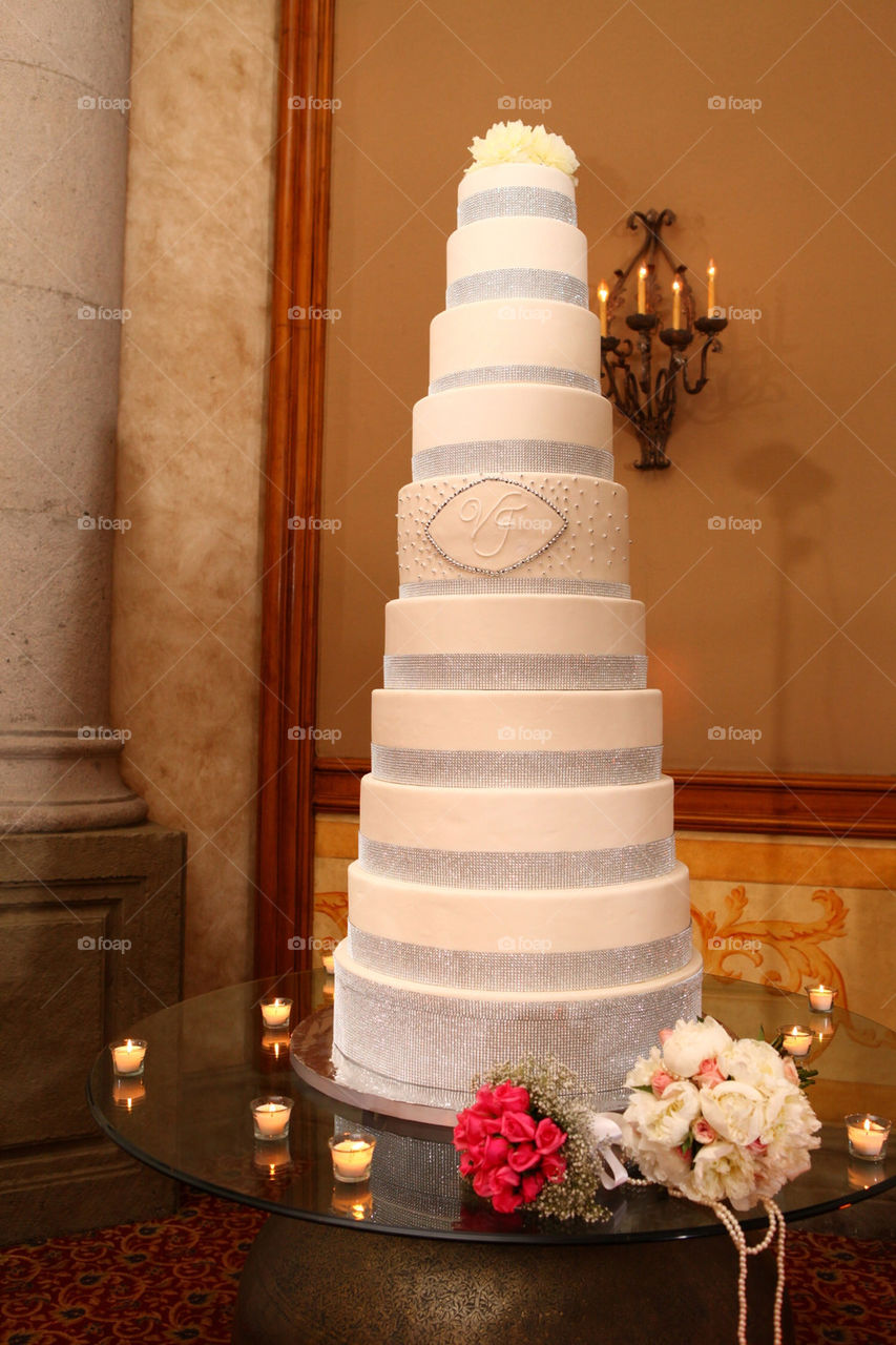 Fancy elegant 10-story wedding cake