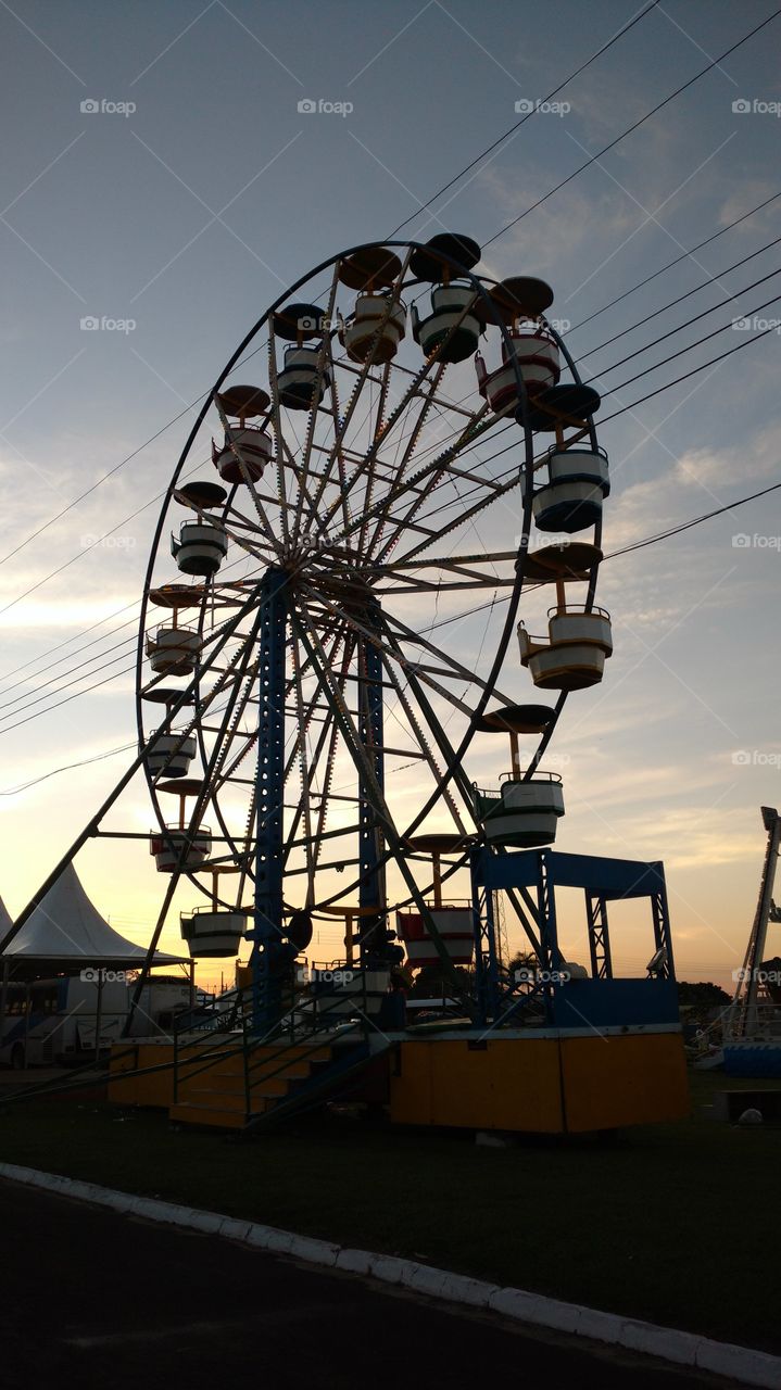 Roda gigante ao por do sol.
