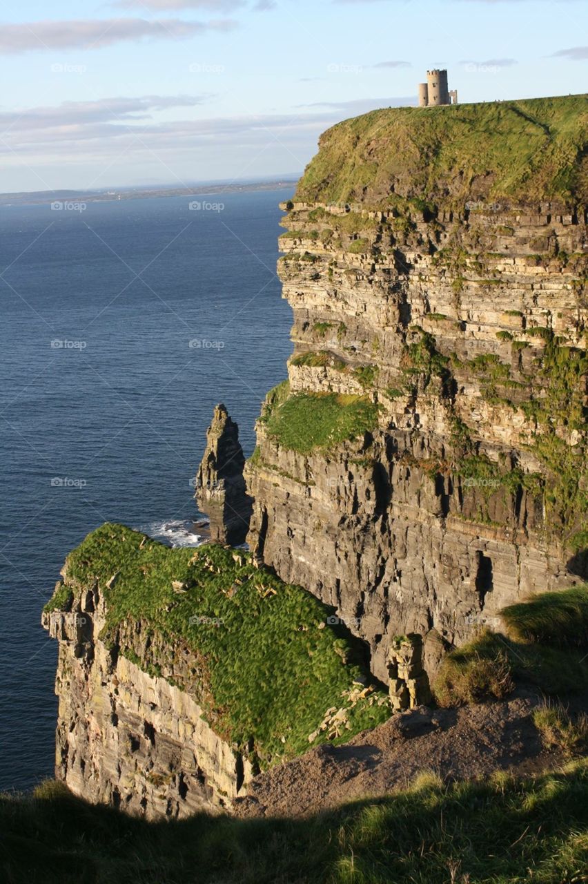 Beautiful cliffs jetting into the Atlantic Ocean at the Cliffs of Moher in Ireland.