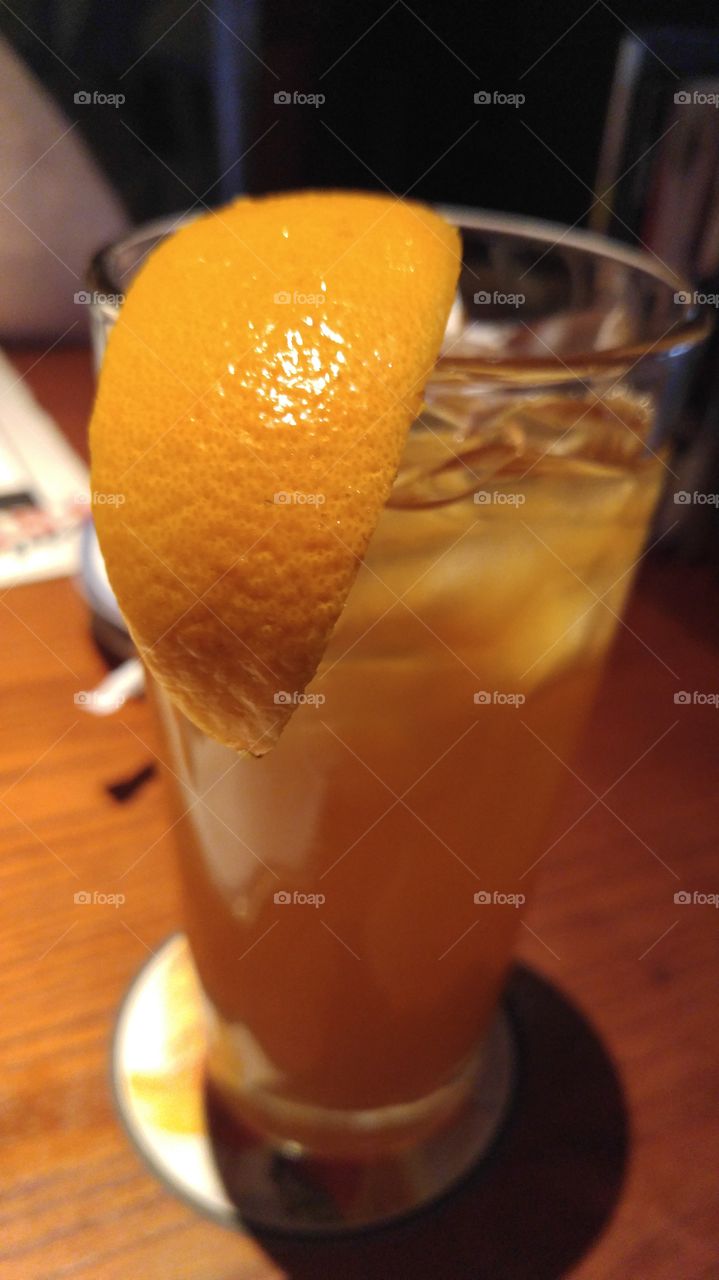 glass of peach iced tea at Red Lobster garnished with a orange slice