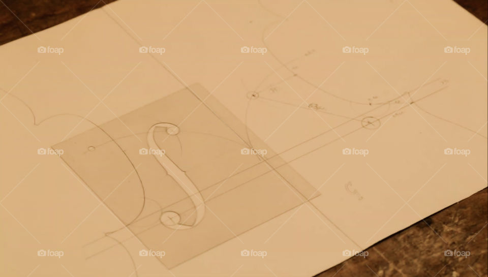 Disegno della f in un violino