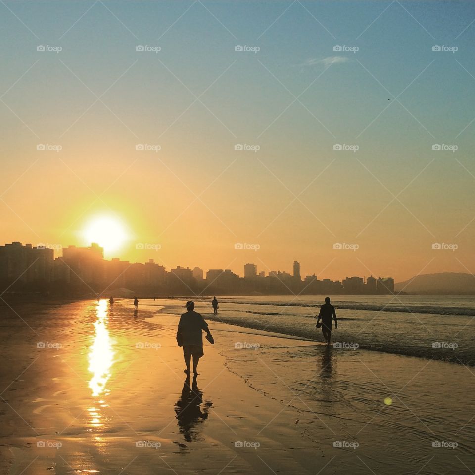 Um lindo amanhecer na Praia. Aqui é Santos, litoral do Brasil 🇧🇷 / A beautiful sunrise on the beach. This is Santos, the coast of Brazil 🇺🇸
