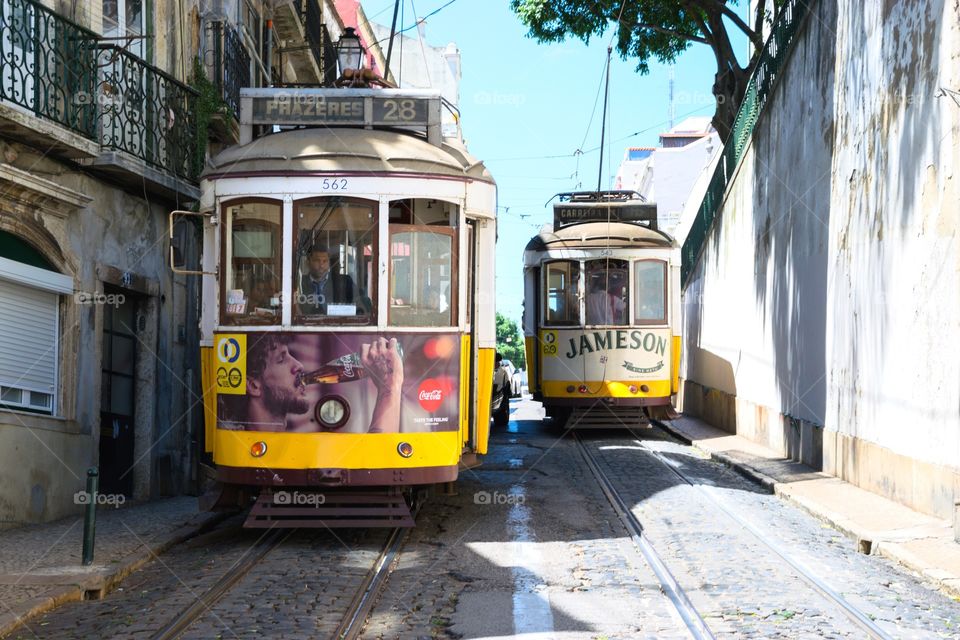 La parte più antica e caratteristica di Lisbona è  il quartiere Alfama, nella zona sud della città.
Il modo migliore per visitare l’Alfama è una piacevole passeggiata tra i vecchi negozi, le scalinate e le stradine impreziosite dagli azulejos. Oppure si può prendere il tram 28 che lo attraversa completamente e che regala sorprese urbanistiche per le immagini che scorrono dietro i finestrini, rasentando le case più a ridosso del passaggio, in alcuni tratti raggiungono anche il 14% di pendenza.