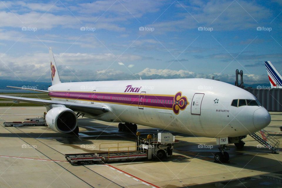 THAI AIRWAYS B777-200 KIX