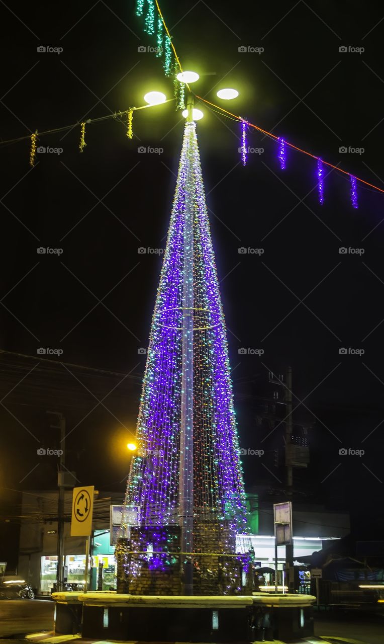 Lighting Christmas tree