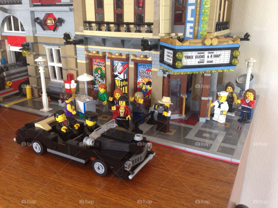 A moviestar arrives to the cinema