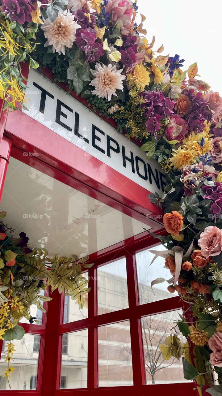 A lovely red British telephone booth in the middle of Ohio. It’s adorned with a bouquet of flowers! Grace K Design.