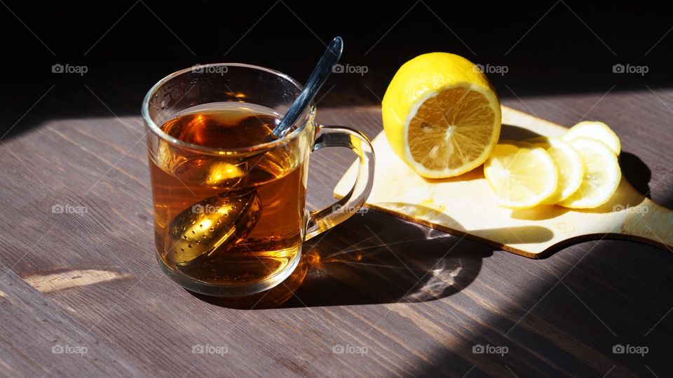 Green tea with lemon slice