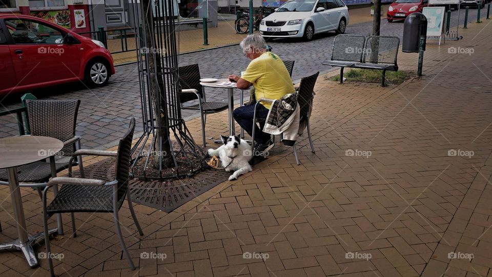 little break in the sidewalk cafe