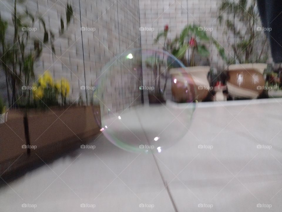 Prazeroso brincar com bolinha de sabão.