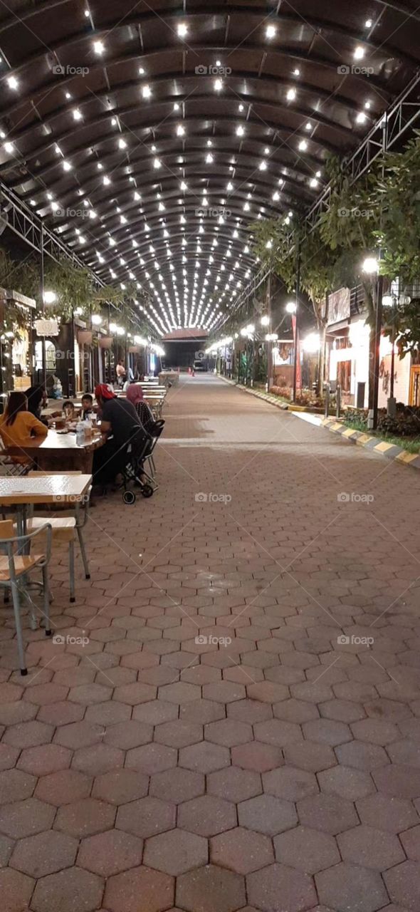 Many restaurants are besides the beautiful street.