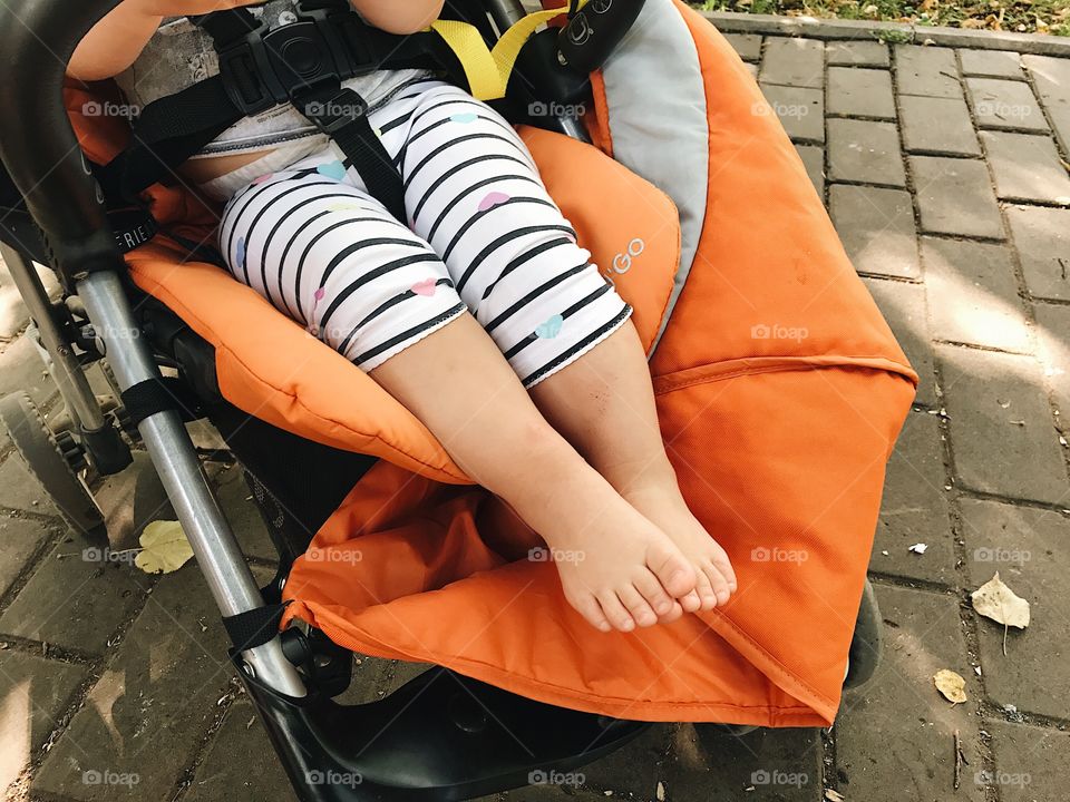 Kid barefoot