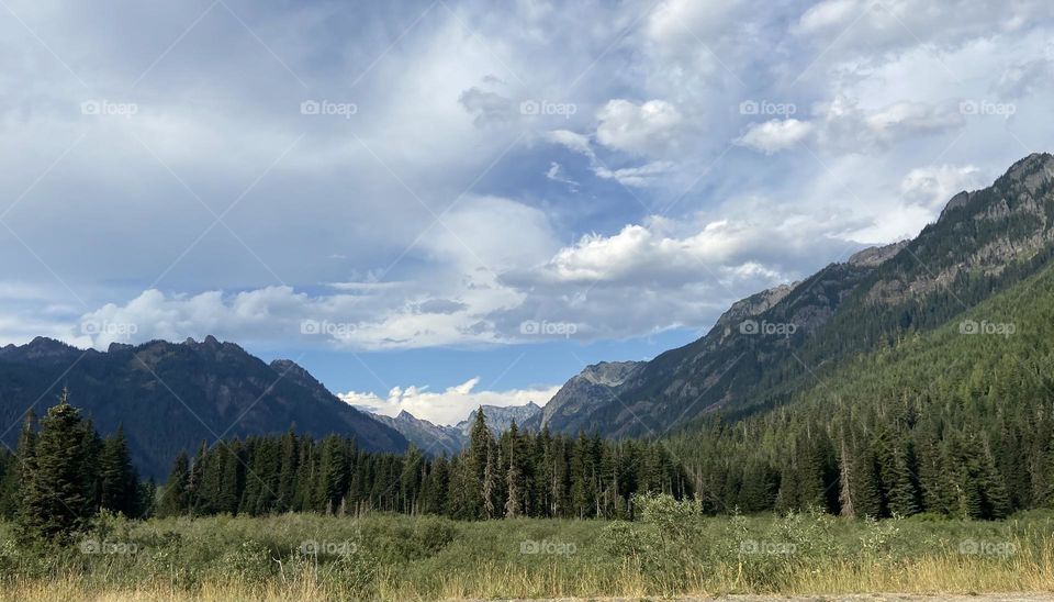 Summer hike through the canyon