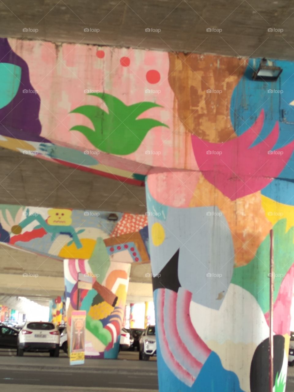 columnas grafiteadas y embellecidas