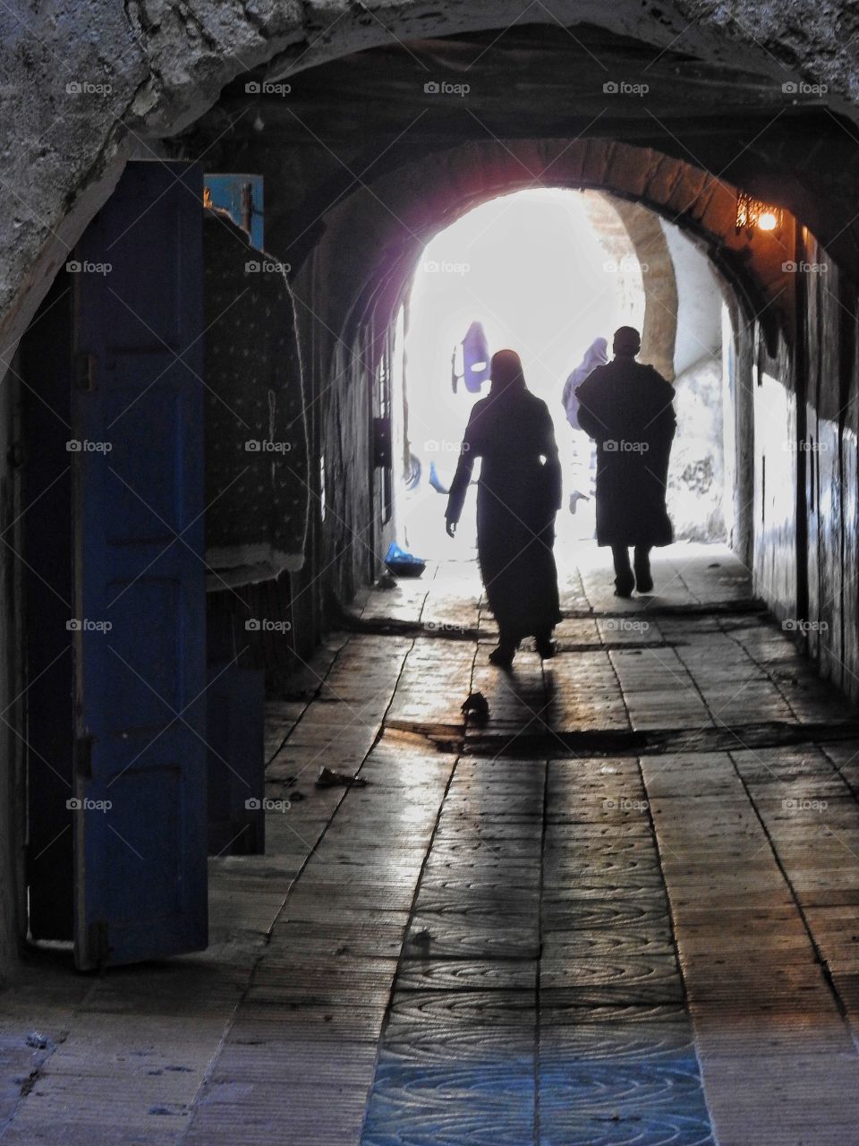 Silhouettes in an alley