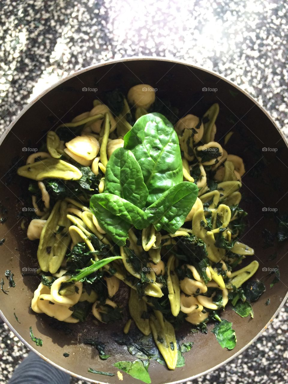 Orecchiette saltate in padella con spinacini aglio olio e peperoncino