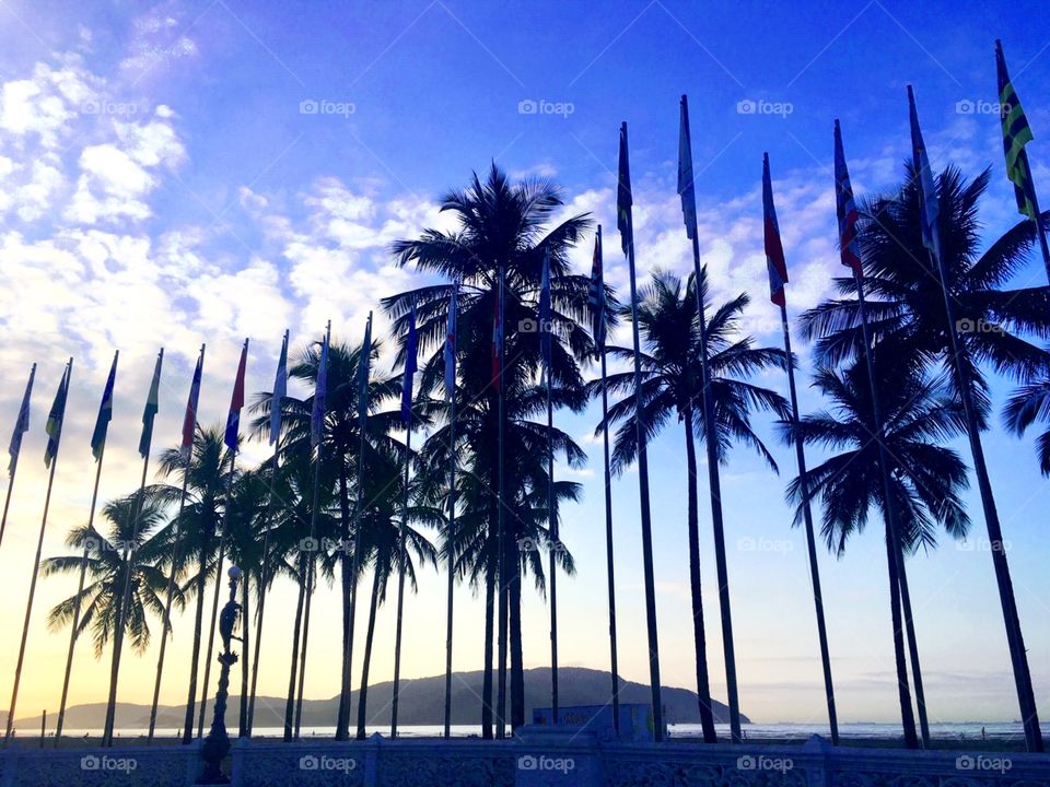 O amanhecer na Praia de Santos - sempre muito bonito, inspirador e com o sol presente. Aqui é a Praça das Bandeiras, na Praia do Gonzaga.