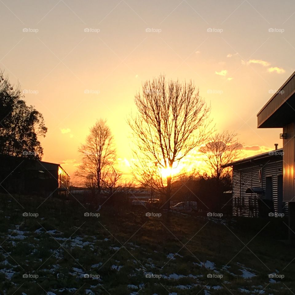 The evening draws in, the stunning north Devon sunset fills the sky and the deep spectrum of orange spreads through the sky. 