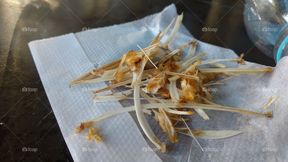 Espinhos de peixes fritos.