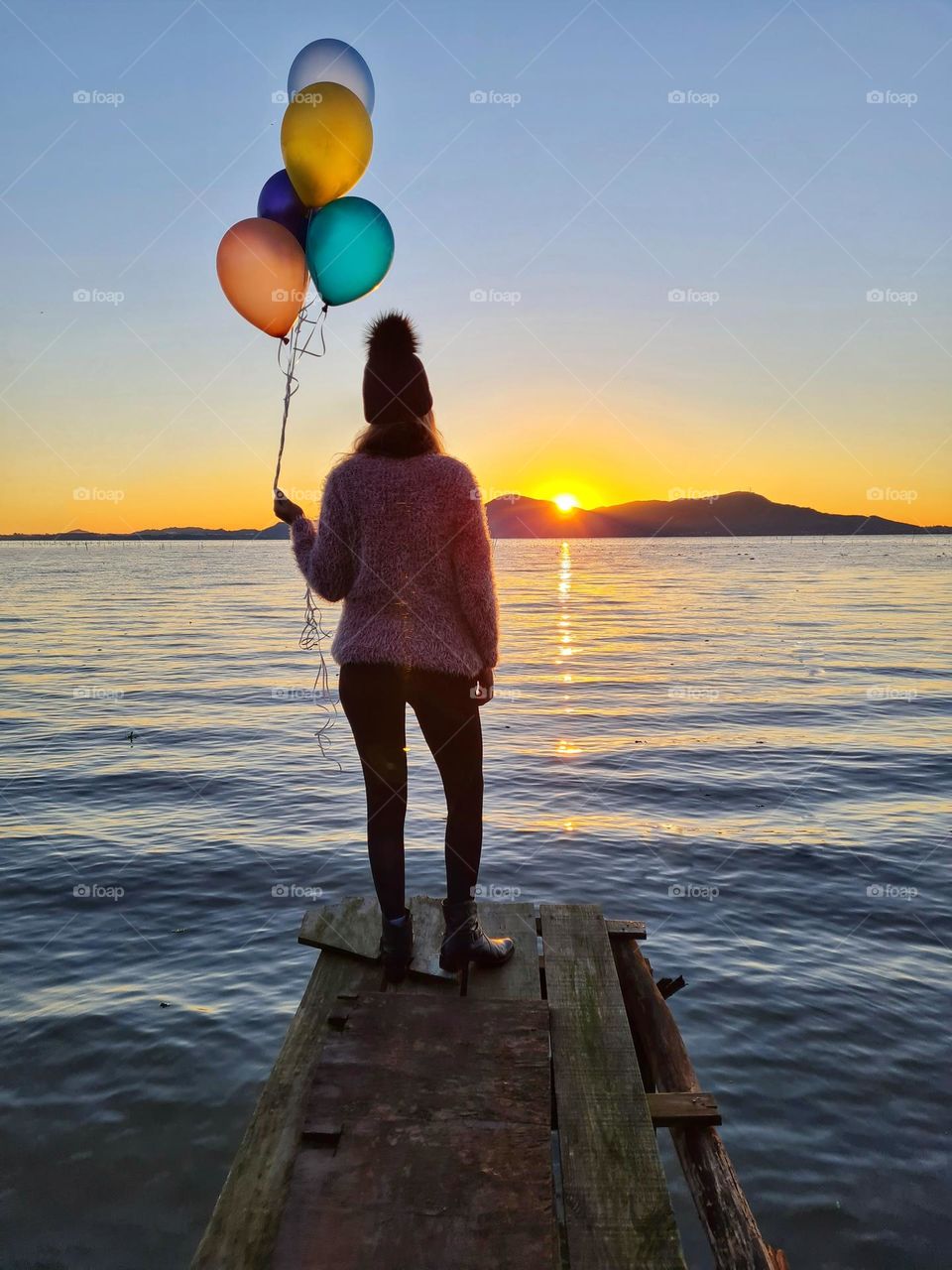 lake and baloons